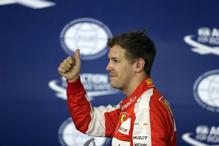Pollice in su di Vettel: la Mercedes di Hamilton  vicina (LaPresse)